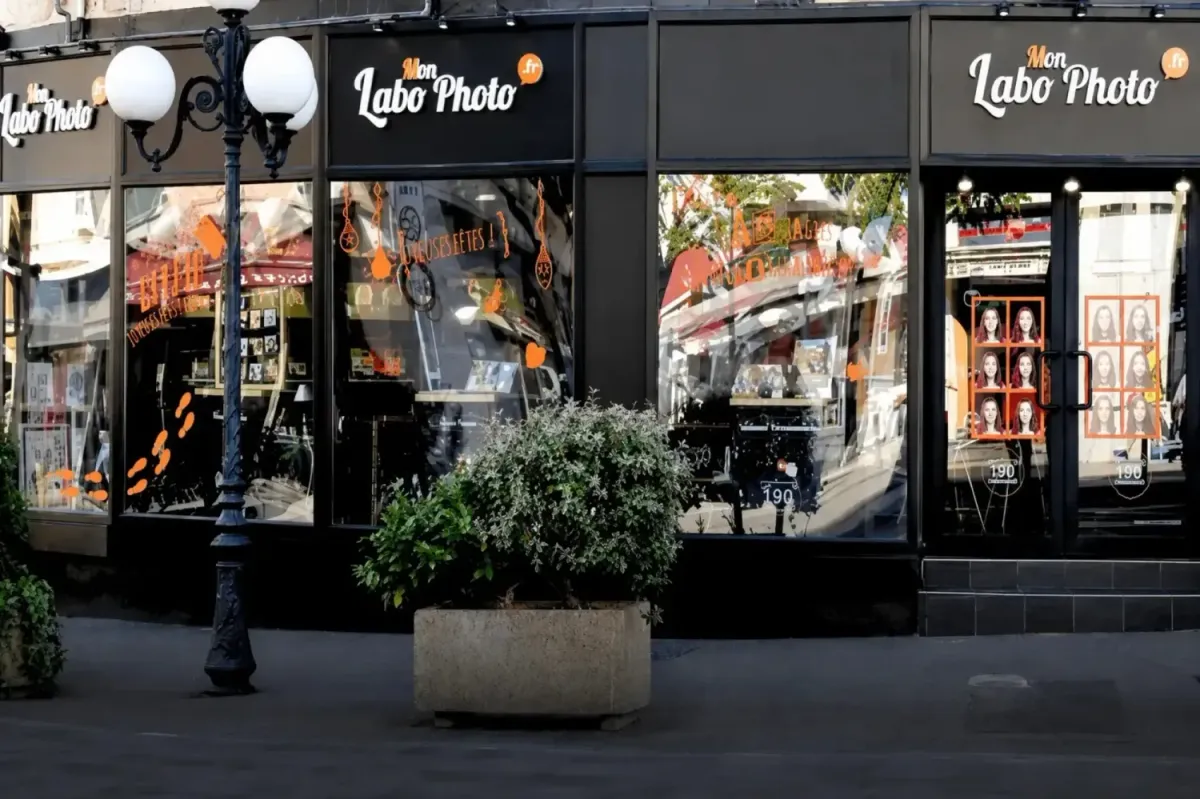 La vitrine du magasin Mon Labo Photo de Cagnes-sur-Mer, avenue de Verdun