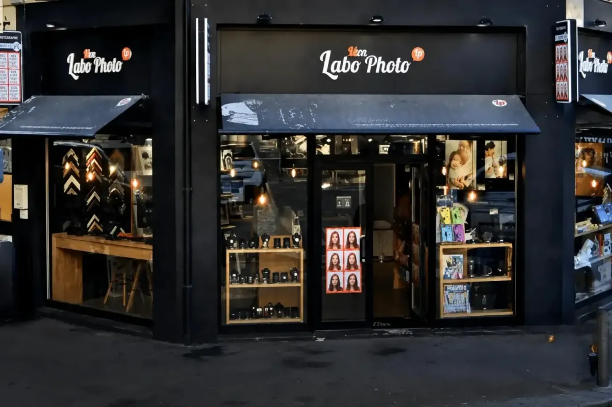 La vitrine du magasin Mon Labo Photo au 46 rue Auguste Gal à Nice, où les commandes de Ma Photo Identité sont traitées et imprimées